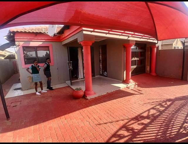 2 BEDROOM HOUSE FOR SALE IN MAHUBE VALLEY